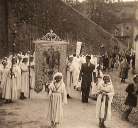Duplice fila di “Figlie di Maria” che apre la processione del 6 maggio di Sommariva del Bosco in provincia di Cuneo